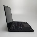 Lenovo ThinkPad T495 – prawa strona laptopa z gniazdami USB do podłączenia akcesoriów