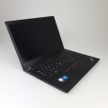 Laptop Lenovo ThinkPad T14 Gen – od tyłu, z otworami wentylacji i naklejka znamionowa