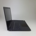 Dell Latitude 3510 – tył laptopa, z zawiasami matrycy i naklejka znamionowa