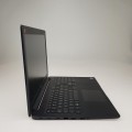 Dell Latitude 3500 – tylna część obudowy, z kratkami wentylacyjnymi i naklejka znamionowa