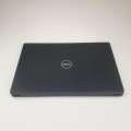 Laptop Dell Latitude 3500 – widok z przodu z otwartą klapą matrycy ekran i klawiatura