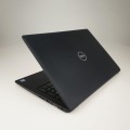 Laptop Dell Latitude 3500 – lewa strona obudowy z dostępem do portów USB i wentylacją