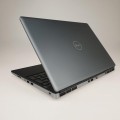 Laptop Dell Precision 7550 – widok z przodu rozłożony wyświetlacz i palmrest