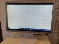 Monitor NEC E232WMI – lewy bok obudowy z mocowaniem ekranu