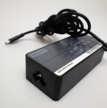 Zasilacz Lenovo USB – ujęcie z boku z otworami wentylacji
