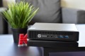 HP 800 G2 – widok z lewej strony z zatrzaskami montażowymi
