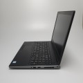 Laptop Dell Precision 7530 – z przodu rozłożony ekran i blok klawiszy