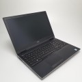 Dell Precision 7530 – część tylna obudowy, z kratkami wentylacyjnymi i tylna krawędź obudowy