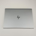 HP EliteBook 840 G6 – przód laptopa otwarty wyświetlacz i klawisze