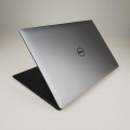 Dell Precision 5510 – ujęcie z przodu z otwartą klapą matrycy wyświetlacz i klawisze