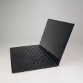 Dell Precision 5510 – ujęcie z prawej strony z portami i gniazdem Kensington