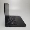 Dell Latitude 5490 – od tyłu, z otworem wylotowym wentylacji z kratką wentylacji
