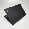 Lenovo ThinkPad T490 – od przodu otwarty ekran i blok klawiszy
