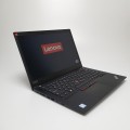 Lenovo ThinkPad T490 – zamknięty laptop, zamknięta pokrywa z logo producenta