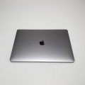 Laptop Apple MacBook Pro A1707 – widok z przodu z otwartą klapą matrycy ekran i klawiatura