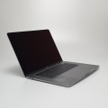 Laptop Apple MacBook Pro A1707 – lewa strona obudowy z portami USB i wentylacją