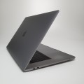 Laptop Apple MacBook Pro A1707 – po prawej stronie z portami i portem RJ-45