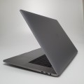 Apple MacBook Pro A1707 – od tyłu, z tylnymi zawiasami i naklejka znamionowa