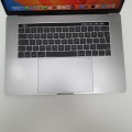 Laptop Apple MacBook Pro A1707 – klawiatura z pełnym blokiem cyfr