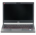 Fujitsu LifeBook E736 – ujęcie z przodu z otwartą klapą matrycy wyświetlacz i palmrest