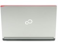 Laptop Fujitsu LifeBook E736 – tylna część obudowy, z mechanizmem zawiasów i logo producenta