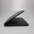 Dell – po lewej stronie ze złączami i otworami wentylacji