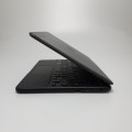 Laptop Dell – prawy bok ze złączami USB do podłączenia akcesoriów