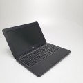 Laptop Dell – tylna krawędź, z otworem wylotowym wentylacji i tylna krawędź obudowy