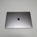 Apple MacBook Pro A1707 – z przodu rozłożony ekran i klawisze funkcyjne