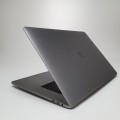 Laptop Apple MacBook Pro A1707 – lewa strona obudowy z portami USB i wentylacją