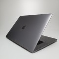 Laptop Apple MacBook Pro A1707 – prawy bok z gniazdami USB do podłączenia akcesoriów