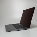 Laptop Apple MacBook Pro A1707 – z zamkniętą klapą, obudowa od góry z teksturą obudowy