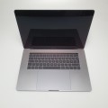 Apple MacBook Pro A1707 – dolna część obudowy ze śrubami montażowymi