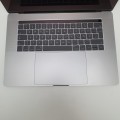 Laptop Apple MacBook Pro A1707 – klawiatura standardowa pełnowymiarowa do pracy biurowej