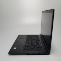 Fujitsu LifeBook U747 – prawa krawędź obudowy z portami USB i wyjściem wideo