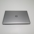 Laptop Dell Precision 5520 – z przodu otwarty wyświetlacz i klawiatura