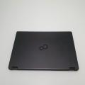 Laptop Fujitsu LifeBook U747 – ujęcie z przodu z otwartą klapą matrycy wyświetlacz i klawisze