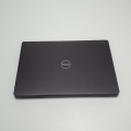 Dell Latitude 5300 – z przodu rozłożony ekran i klawiatura