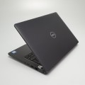 Dell Latitude 5300 – lewa krawędź obudowy z portami USB i wentylacją