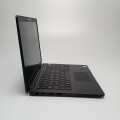 Laptop Dell Latitude 5300 – spód laptopa z gumowymi nóżkami
