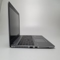 Laptop HP EliteBook 850 G4 – prawa strona laptopa z portami i złączem zasilacza