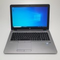 Laptop HP EliteBook 850 G4 – spód obudowy ze śrubami montażowymi
