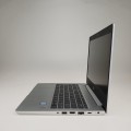 HP ProBook 430 G7 – ujęcie z prawej strony z dostępem do portów i złączem zasilacza