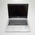 Laptop HP ProBook 430 G7 – dolna część obudowy z naklejkami serwisowymi