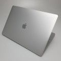 Apple MacBook Pro A1990 – ujęcie z przodu rozłożony ekran i klawisze funkcyjne