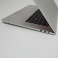 Laptop Apple MacBook Pro A1990 – lewa strona laptopa z portami wideo i audio
