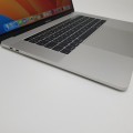 Laptop Apple MacBook Pro A1990 – od tyłu, z otworami wentylacji i tylna krawędź obudowy