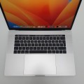 Laptop Apple MacBook Pro A1990 – po złożeniu, klapa górna z teksturą obudowy