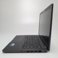 Dell Latitude 5400 – tylna część obudowy, z tylnymi zawiasami i tylna krawędź obudowy