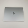 Laptop HP EliteBook 830 G6 – przód laptopa z otwartą klapą matrycy ekran i blok klawiszy